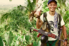 Guerrillero con la camiseta de Ka Roger. Guerra Popular Filipinas.