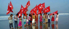 Niños izando la bandera roja. Guerra Popular India.